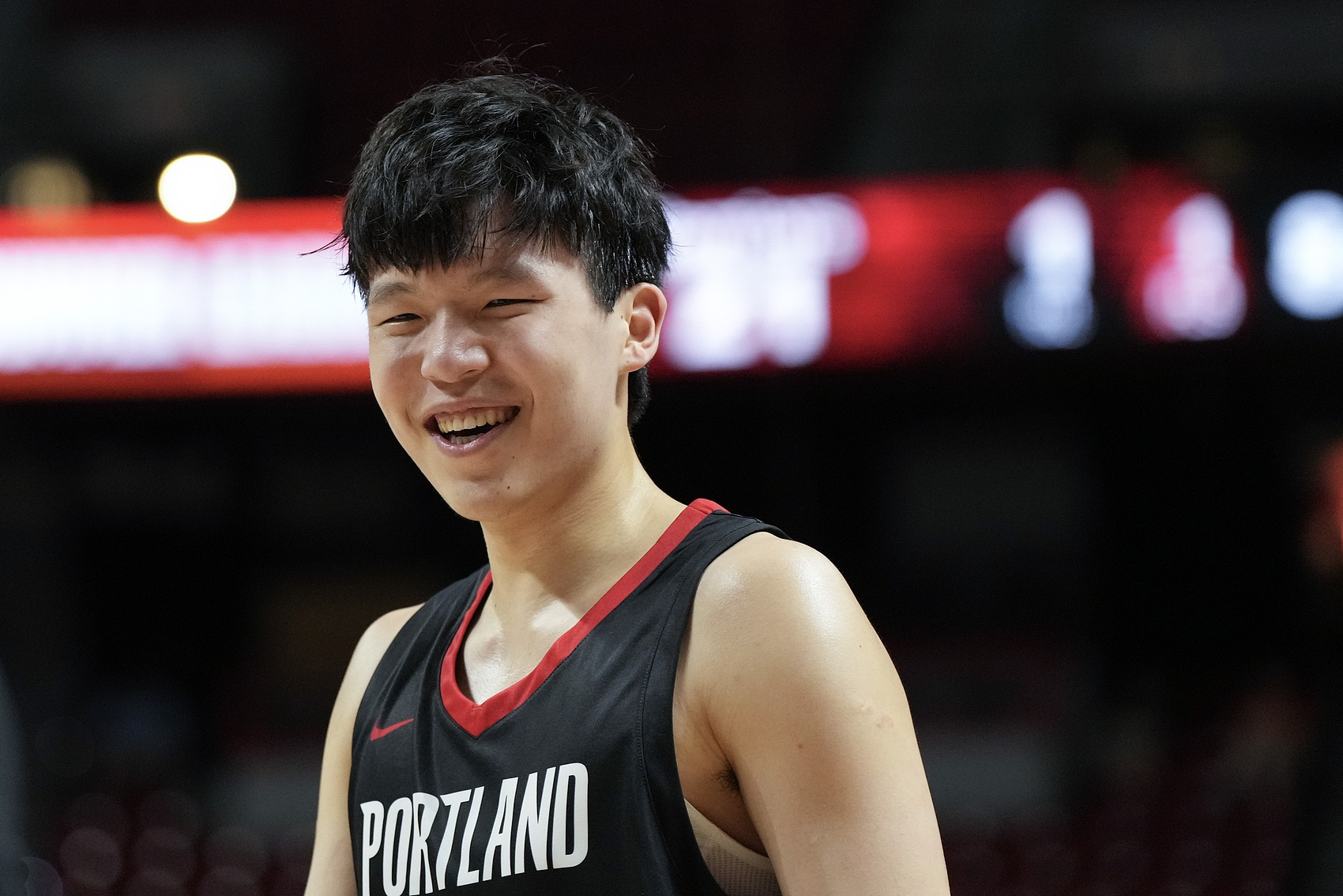 中国球员夏联首秀💪阿联大郅得分上双 周琦制霸攻防 小丁引遐想