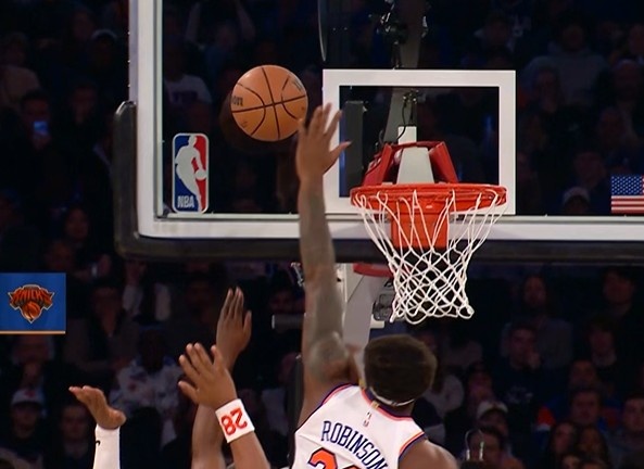 云开体育-候个正着！哈登突破左手上篮被米切尔·罗宾逊钉板大帽