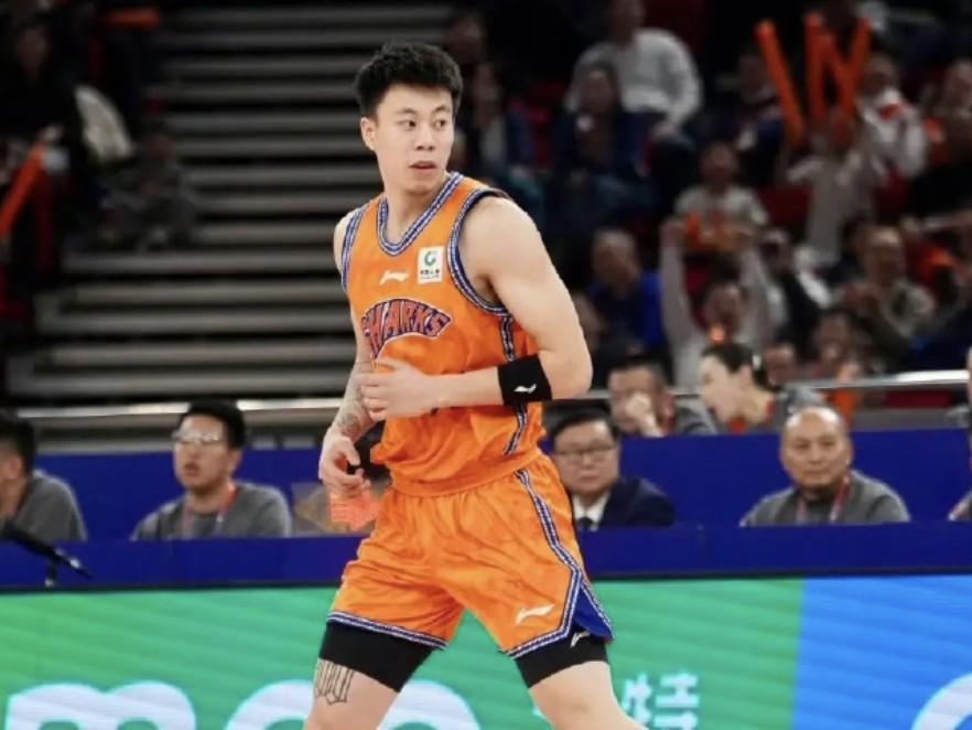 开云网页-77号的跨洋共鸣！张镇麟为湖人球员东契奇全明星拉票